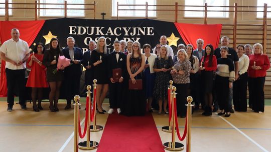 Edukacyjna Gala Oskarów w Szkole Podstawowej w Kaletniku. Uhonorowano nauczycieli i pracowników szkoły