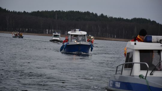 🚤 Ekstremalne szkolenie służb na Jeziorze Wigry. Ćwiczenia w ciemności, mgle i śniegu