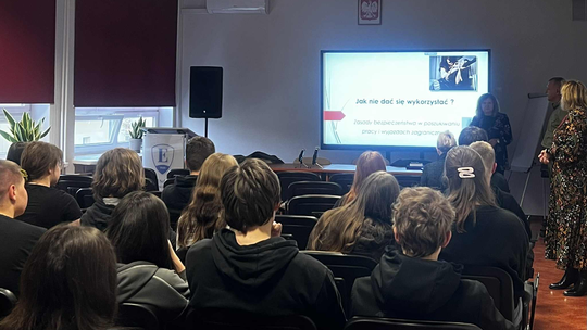 🕊️ Europejski Dzień przeciwko Handlowi Ludźmi i Niewolnictwu – lekcja profilaktyki z suwalską Policją 🕊️ Europejski Dzień przeciwko Handlowi Ludźmi i Niewolnictwu – lekcja profilaktyki z suwalską Policją