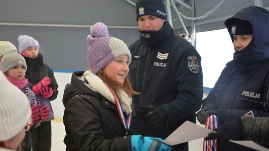 Feryjne spotkanie z policjantami na lodowisku Feryjne spotkanie z policjantami na lodowisku