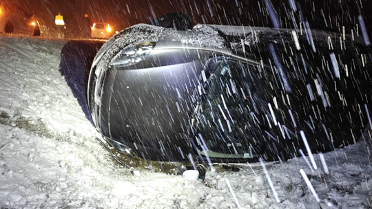 Funkcjonariusze SG pomogli kierowcy, którego auto wpadło do rowu Funkcjonariusze SG pomogli kierowcy, którego auto wpadło do rowu