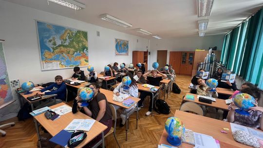 Geografia na globusach! Uczniowie ćwiczyli współrzędne geograficzne