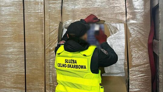 Gigantyczny przemyt na S61. KAS przechwyciła 420 tys. paczek papierosów