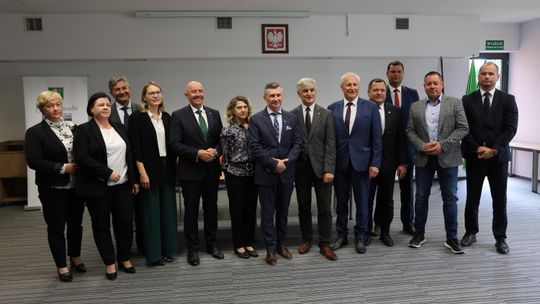 Blisko 8 mln zł z Funduszy Europejskich i kolejne wsparcie dla gmin. Inwestycje w wodociągi, OZE i gospodarkę komunalną