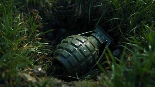 Granat ręczny w rowie w Suwałkach. Służby na miejscu. Granat ręczny w rowie w Suwałkach. Służby na miejscu.