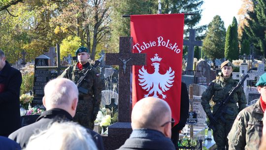 Groby powstańców z Suwałk ze znakiem pamięci „Tobie Polsko” – hołd dla bohaterów walk o niepodległość