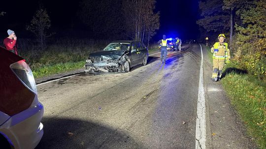 Groźna kolizja w Mieruniszkach. Zderzenie dwóch aut osobowych i ciężarówki
