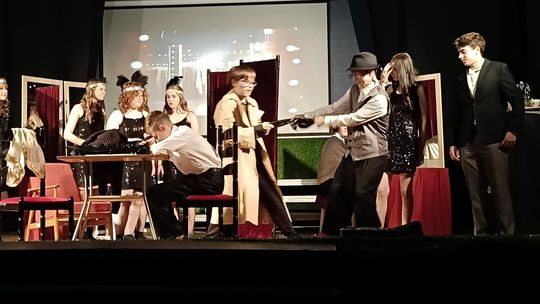 🎭 „Halo Szpicbródka” zachwyciło publiczność. Wyjątkowy spektakl szkolnego teatru Rita w Suwałkach