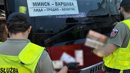 💊🚍 Hormon wzrostu i leki na otyłość ukryte w autokarze. KAS udaremniła przemyt na granicy w Bobrownikach
