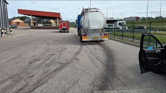 🛢🚒 Interwencja strażaków w Budzisku. Usuwali niebezpieczną plamę oleju