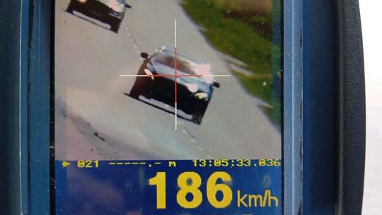 Jechał 186 km/h w Białej Wodzie. 26-latek stracił prawo jazdy i odpowie przed sądem