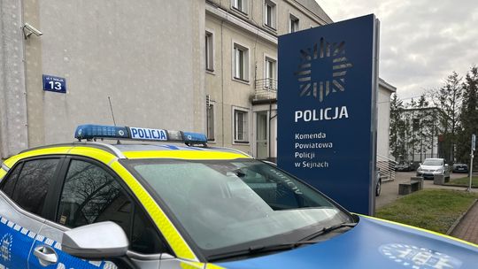 Jechał bez sprawnego światła, a miał dwa dożywotnie zakazy. Policja zatrzymała 59-latka w Sejnach