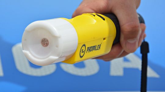 Jechał hulajnogą elektryczną mając prawie 2 promile alkoholu. Zapłacił 2500 zł mandatu