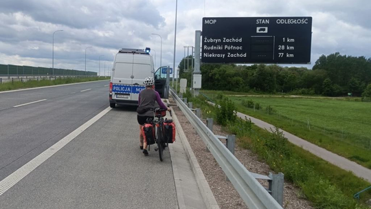 🚴♀️ Jechała rowerem po drodze ekspresowej S61! 😱 🚴♀️ Jechała rowerem po drodze ekspresowej S61! 😱