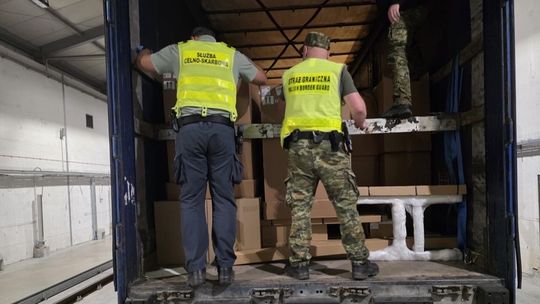 Kierowca ciężarówki zatrzymany na granicy. W naczepie przewoził 54 nielegalnych migrantów