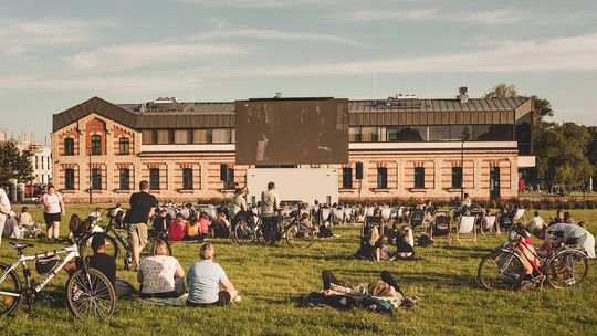 🎬 Kino plenerowe na suwalskich bulwarach – pierwszy seans za nami!🌟