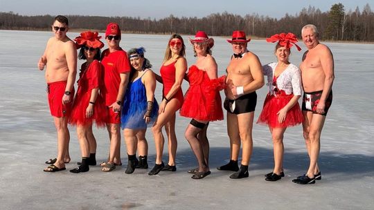 Kobiecość nad Jeziorem Czarnym – kolorowe morsowanie Suwalskich Morsów z okazji Dnia Kobiet