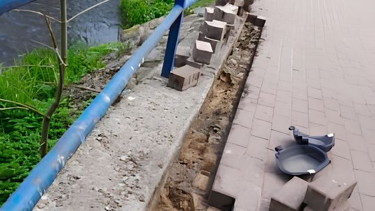 Kolejne bieżące naprawy w Suwałkach. ZDiZ usuwa ubytki na chodnikach i zatokach