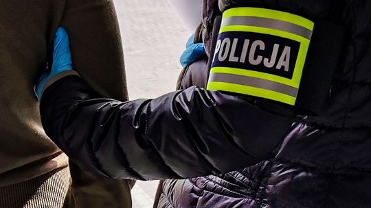 🚨 KOLEJNI POSZUKIWANI W RĘKACH POLICJANTÓW – CZTERECH MĘŻCZYZN ZATRZYMANYCH 🚨 KOLEJNI POSZUKIWANI W RĘKACH POLICJANTÓW – CZTERECH MĘŻCZYZN ZATRZYMANYCH
