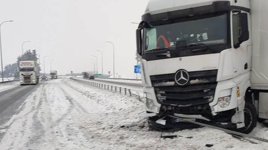 Kolizja samochodu ciężarowego na drodze S-61 w kierunku Litwy Kolizja samochodu ciężarowego na drodze S-61 w kierunku Litwy