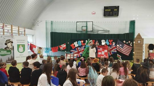 Kolorowe stroje, zabawa i nauka – Dzień Języka Angielskiego w Starym Folwarku