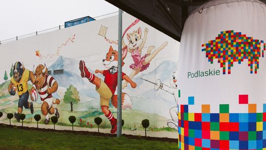 Kolorowy mural ozdobił białostocki stadion. Na ścianie pojawiły się sportowe symbole