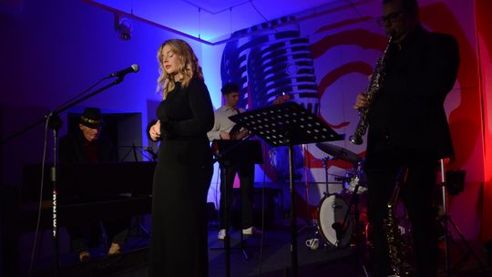 Koncert zaduszkowy SOK BAND w Suwałkach. Jazz, swing i funky w Kawiarence Artystycznej