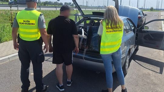 Kontrabanda warta ponad 60 tys. zł przejęta. Papierosy bez akcyzy znaleziono w aucie 42-latka