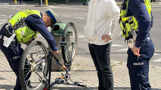 🚔 Kontrole hulajnóg i rowerów w Suwałkach. Policja przypomina: dzieci muszą znać zasady!