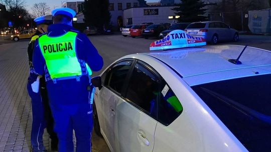 Kontrole kierowców na aplikacji w Suwałkach. 34 wykroczenia i 6 zatrzymanych dowodów rejestracyjnych