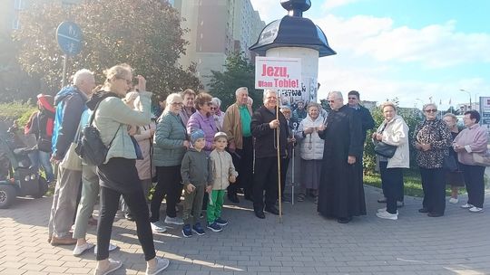 „Koronka na ulicach miast świata”. Suwalczanie wyszli na ulice, by modlić się o pokój