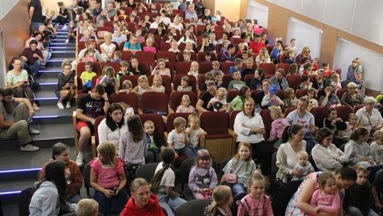 „Kot w butach” zachwycił najmłodszych w Sejnach. Sala wypełniła się dziecięcym śmiechem