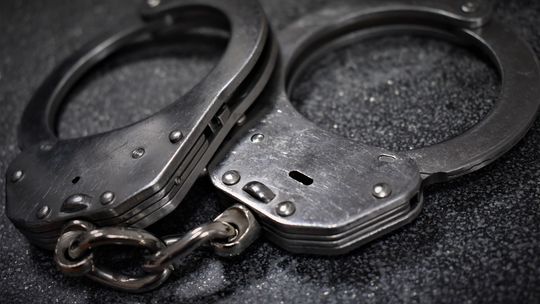 Kradł alkohol w marketach. 25-latek zatrzymany przez policję
