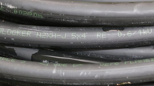 Kradł przewody elektryczne i wypalał izolację. Straty w Suwałkach to 28 tys. zł