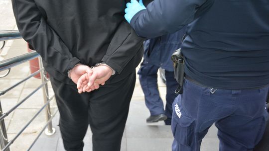 KRADŁ – TRAFIŁ NA 2 MIESIĄCE DO ARESZTU KRADŁ – TRAFIŁ NA 2 MIESIĄCE DO ARESZTU