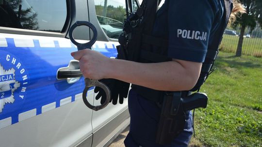 Kradzież w sklepie w Raczkach. Kobieta ukradła żywność i alkohol za ponad 1000 zł