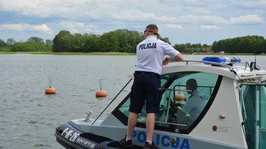 🚤 Kręci mnie bezpieczeństwo w lecie! Policjanci czuwają nad bezpieczeństwem wypoczywających nad wodą