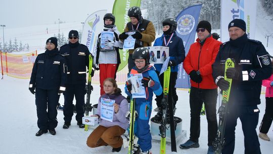 „Kręci mnie bezpieczeństwo w zimie” – policjanci na stoku narciarskim w Szelmencie