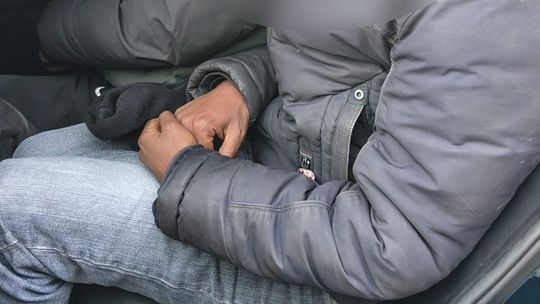 Kurier zatrzymany przy granicy. Przewoził 6 cudzoziemców bez dokumentów