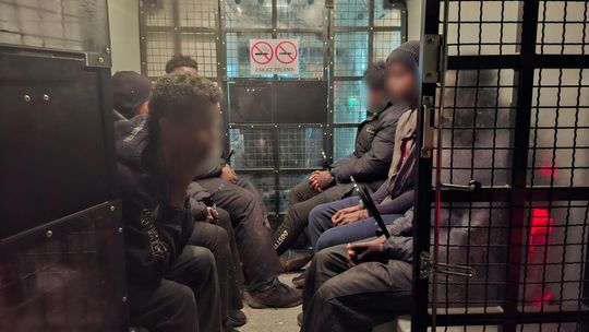 Kurier zatrzymany przy granicy z Litwą. Przewoził sześciu nielegalnych migrantów
