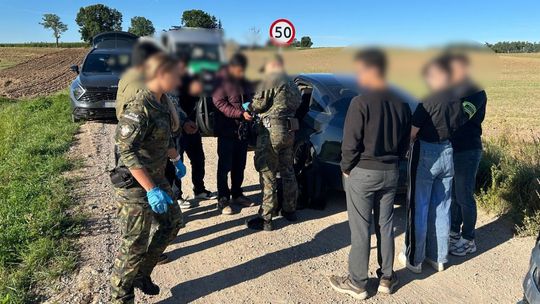 Kurierzy i czterech migrantów zatrzymani przy granicy z Litwą. Interweniowali funkcjonariusze z Rutki-Tartak