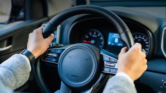 „Łapki na kierownicę”. Policja rusza z akcją przeciwko używaniu telefonu podczas jazdy 🚗 „Łapki na kierownicę”. Policja rusza z akcją przeciwko używaniu telefonu podczas jazdy 🚗