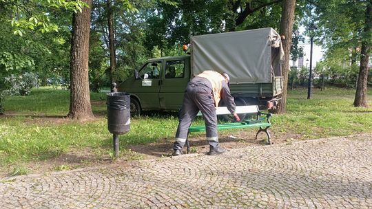 🛠️ Ławki w Suwałkach przechodzą metamorfozę! Ponad 500 siedzisk do odnowienia 🌳