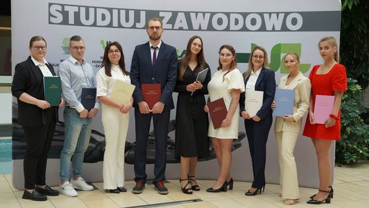 Licencjaty z pielęgniarstwa obronione. Kolejni absolwenci PUZ w Suwałkach kończą pierwszy etap nauki