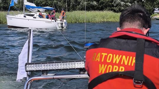 Łódź utknęła w trzcinach na jeziorze Wigry. Na pokładzie było pięć osób