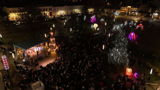 🌟 „Magiczny Wieczór” i Rozświetlenie Choinki Miejskiej – Suwałki rozpoczęły świąteczny czas 🌟 „Magiczny Wieczór” i Rozświetlenie Choinki Miejskiej – Suwałki rozpoczęły świąteczny czas