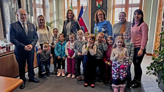 Mali Bohaterowie w ratuszu. Wyjątkowa wizyta przedszkolaków u Prezydenta Suwałk