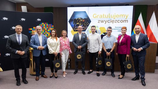 🐝 Marcin Kruszewski z Łap laureatem konkursu „Pszczelarz Roku 2025”! 🌼🍯 🐝 Marcin Kruszewski z Łap laureatem konkursu „Pszczelarz Roku 2025”! 🌼🍯