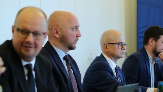 Marszałkowie debatują o przyszłości regionów. Kluczowe tematy na stole Marszałkowie debatują o przyszłości regionów. Kluczowe tematy na stole