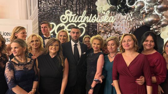 Maturzyści z I LO w Suwałkach mają studniówkę za sobą. Niespodzianką był Quebonafide Maturzyści z I LO w Suwałkach mają studniówkę za sobą. Niespodzianką był Quebonafide